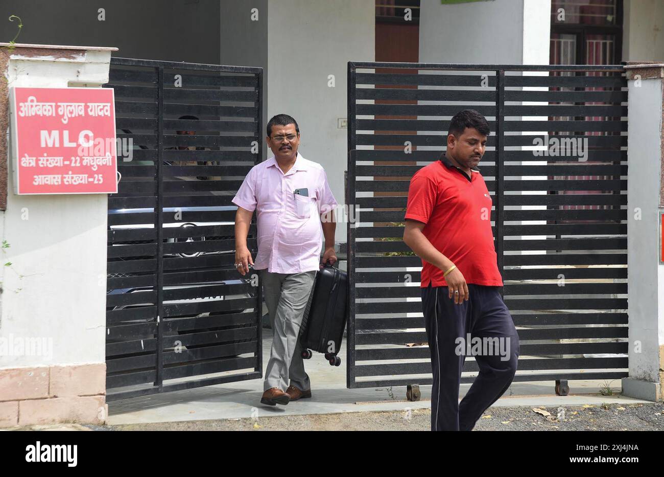 Patna, India. 16 luglio 2024. PATNA, INDIA - 16 LUGLIO: Polizia presso la residenza di Bihar MLC Ghulab Yadav dopo il raid ed (direzione esecutiva) su valigetta di lavanderia a MLC Flats il 16 luglio 2024 a Patna, India. (Foto di Santosh Kumar/Hindustan Times/Sipa USA) credito: SIPA USA/Alamy Live News Foto Stock