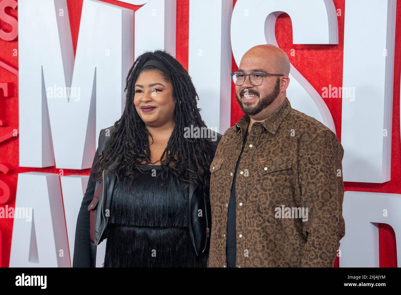 HOLLY G e TANNER DAVENPORT camminano sul tappeto rosso e posa per le fotografie prima dello spettacolo dei CMT Music Awards all'Austin's Moody Center il 6 aprile 2024. Foto Stock