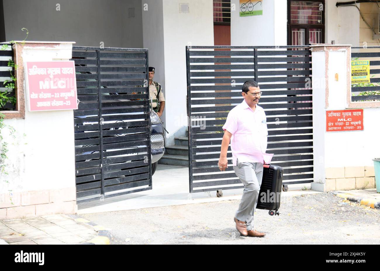 Patna, India. 16 luglio 2024. PATNA, INDIA - 16 LUGLIO: Polizia presso la residenza di Bihar MLC Ghulab Yadav dopo il raid ed (direzione esecutiva) su valigetta di lavanderia a MLC Flats il 16 luglio 2024 a Patna, India. (Foto di Santosh Kumar/Hindustan Times/Sipa USA) credito: SIPA USA/Alamy Live News Foto Stock