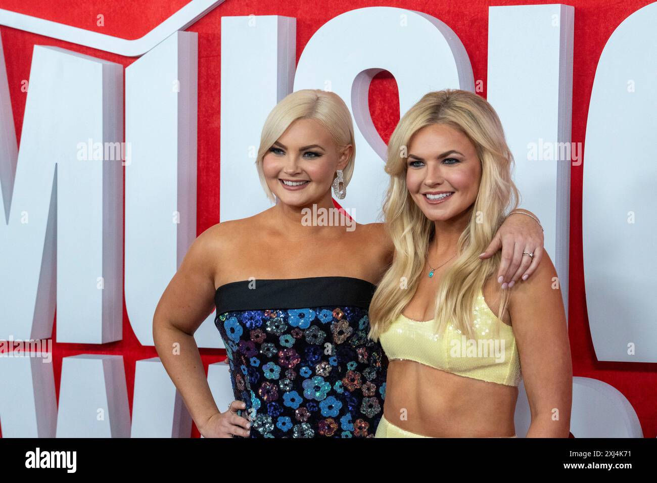 Tigirlily Gold, le sorelle KRISTA SLAUBAUGH e KENDRA SLAUBAUGH camminano sul tappeto rosso e posano per le fotografie prima dello spettacolo dei CMT Music Awards all'Austin's Moody Center il 6 aprile 2024. Foto Stock