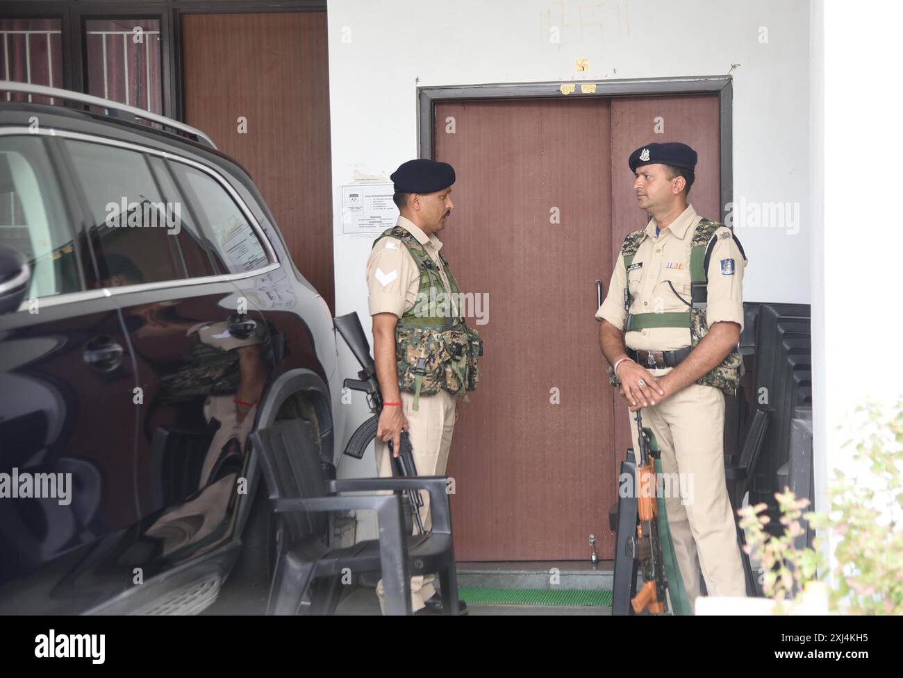 Patna, India. 16 luglio 2024. PATNA, INDIA - 16 LUGLIO: Polizia presso la residenza di Bihar MLC Ghulab Yadav dopo il raid ed (direzione esecutiva) su valigetta di lavanderia a MLC Flats il 16 luglio 2024 a Patna, India. (Foto di Santosh Kumar/Hindustan Times/Sipa USA) credito: SIPA USA/Alamy Live News Foto Stock