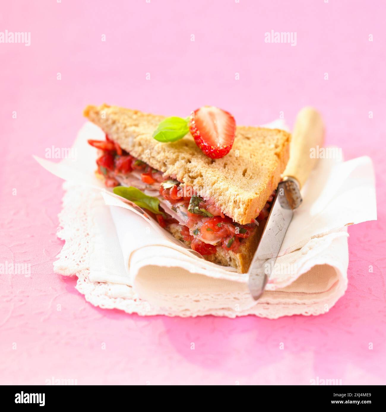 Sandwich con prosciutto e fragole Foto Stock