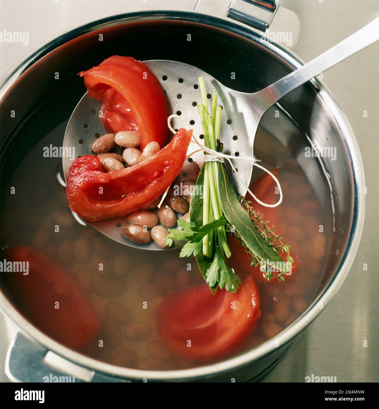Preparazione del brodo aromatico Foto Stock