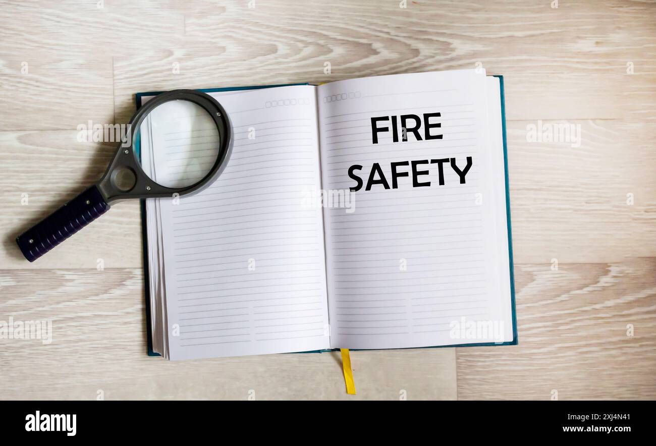 Sul blocco note è riportata la scritta sicurezza antincendio e protezione del lavoro. Foto Stock