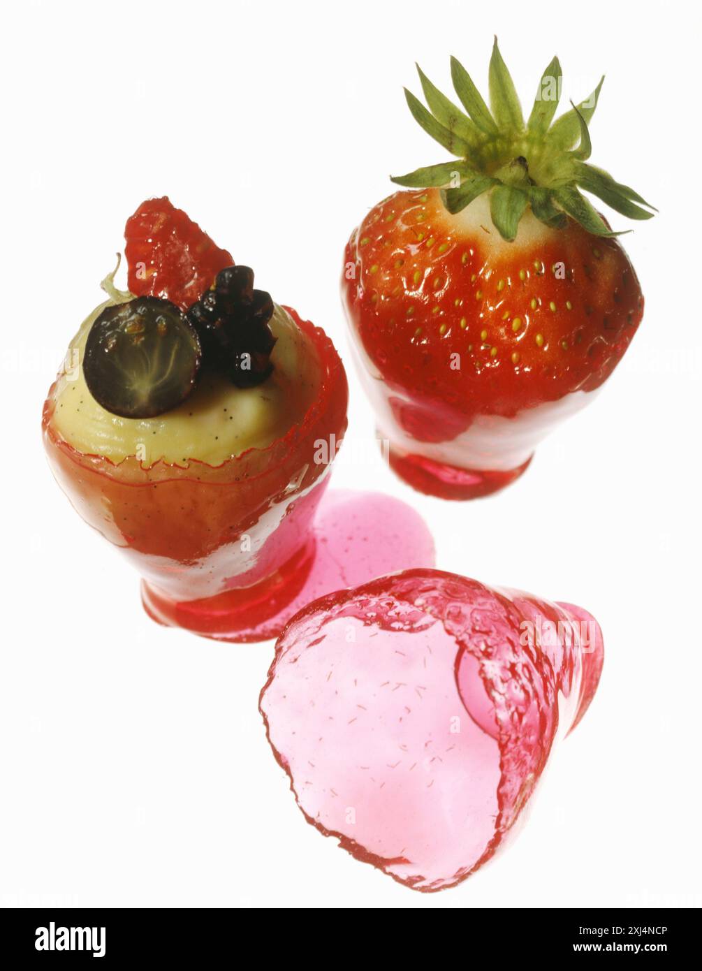 Fragole ripiene di crema alla vaniglia e ricoperte di caramello di sciroppo di fragole Foto Stock