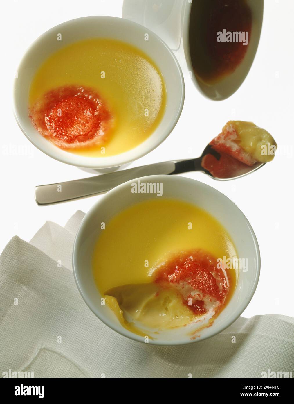 Dessert alla vaniglia con un tocco di marmellata di fragole Foto Stock
