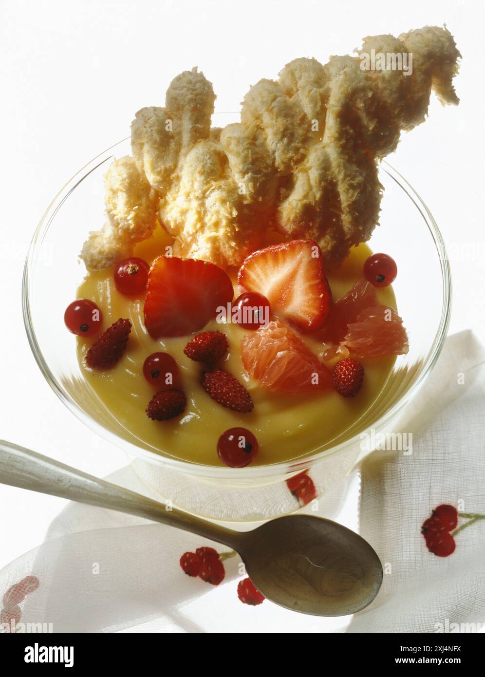 Crema pasticcera con frutta estiva e meringa Foto Stock