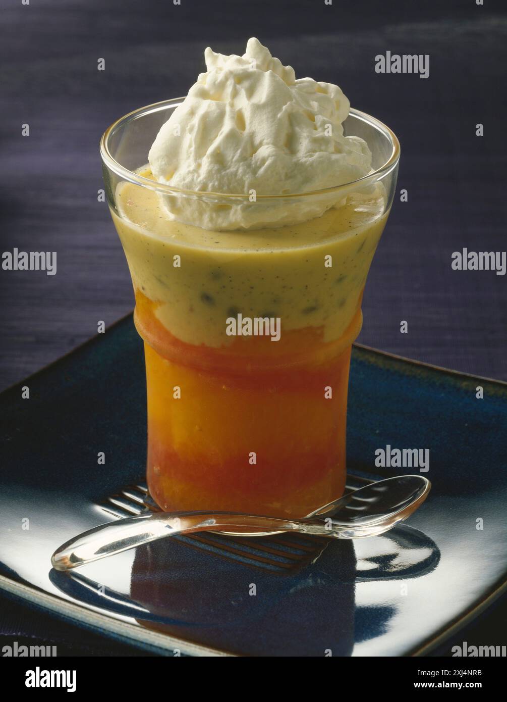 Insalata di agrumi con cardamomo e crema alla vaniglia e panna montata Foto Stock