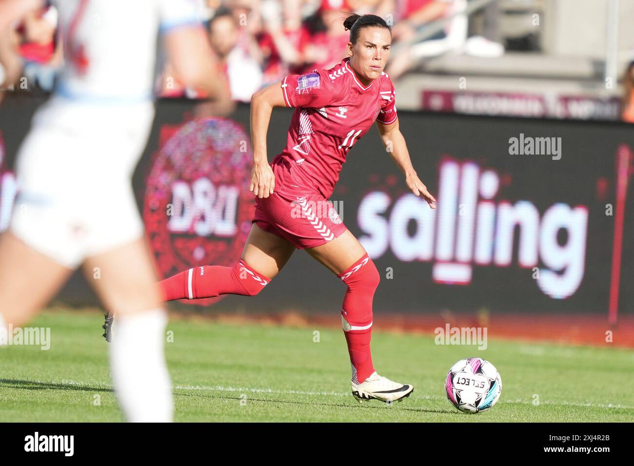 Katrine Veje (Danimarca 11) durante le qualificazioni al Campionato europeo tra Danimarca e Repubblica Ceca allo Stadio Vejle martedì 16 luglio 2024. (Foto: Claus Fisker/Ritzau Scanpix) Foto Stock