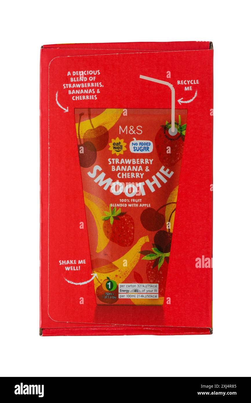 Scatola di frullato di fragole, banana e ciliegia di M&S isolato su sfondo bianco - 100% di frutta mescolata con mela Foto Stock