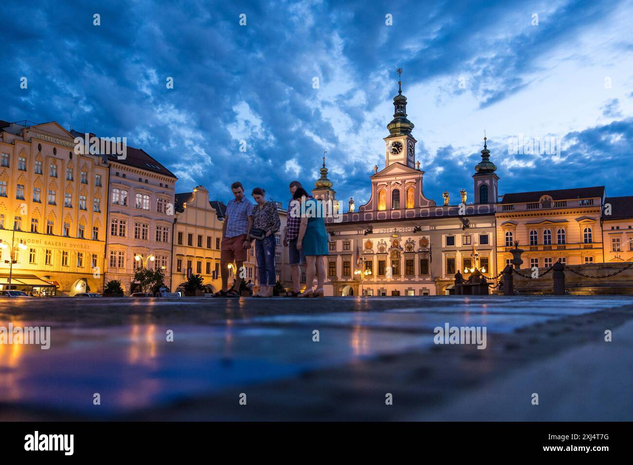 Ceske Budejovice AM 14.07.2024 persone guardano una mostra fotografica sul pavimento di Namesti Premysla Otakara II. Sullo sfondo: Magistrat Mesta Ceske Budejovice, Ceske Budejovice, il 14 luglio 2024 Budweis Repubblica Ceca *** Ceske Budejovice am 14 07 2024 persone guardano una mostra fotografica sul pavimento di Namesti Premysla Otakara II sullo sfondo Magistrat Mesta Ceske Budejovice, Ceske Budejovice, il 14 luglio 2024 Budweis Repubblica Ceca Copyright: xBEAUTIFULxSPORTS/OlafxRellischx Foto Stock