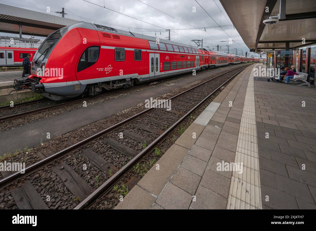In attesa di un treno regionale alla stazione centrale di Norimberga, Franconia centrale, Baviera, Germania Foto Stock