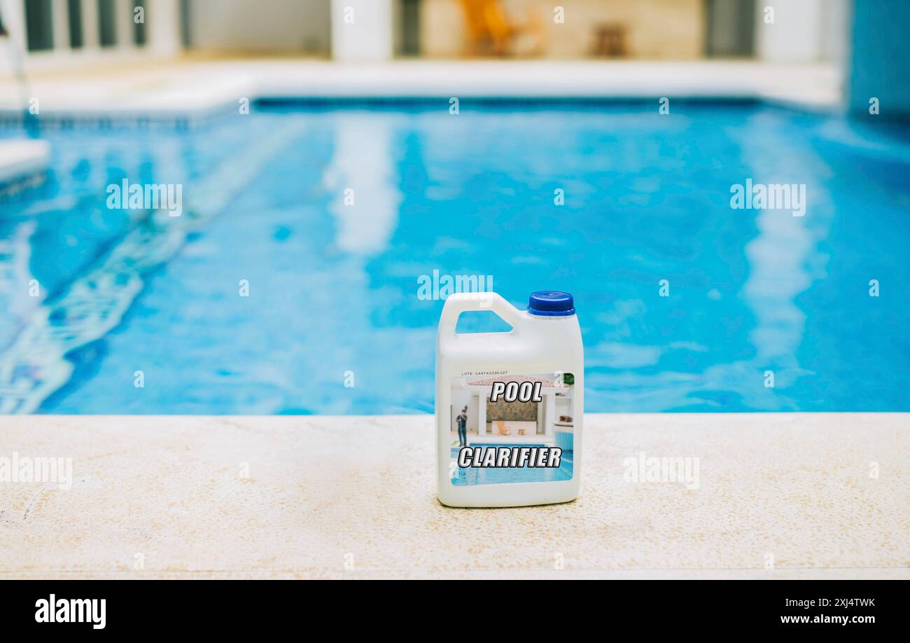 Chiarificatore sul bordo di una piscina cristallina. Chiarificatore chimico sul bordo di una bella piscina Foto Stock