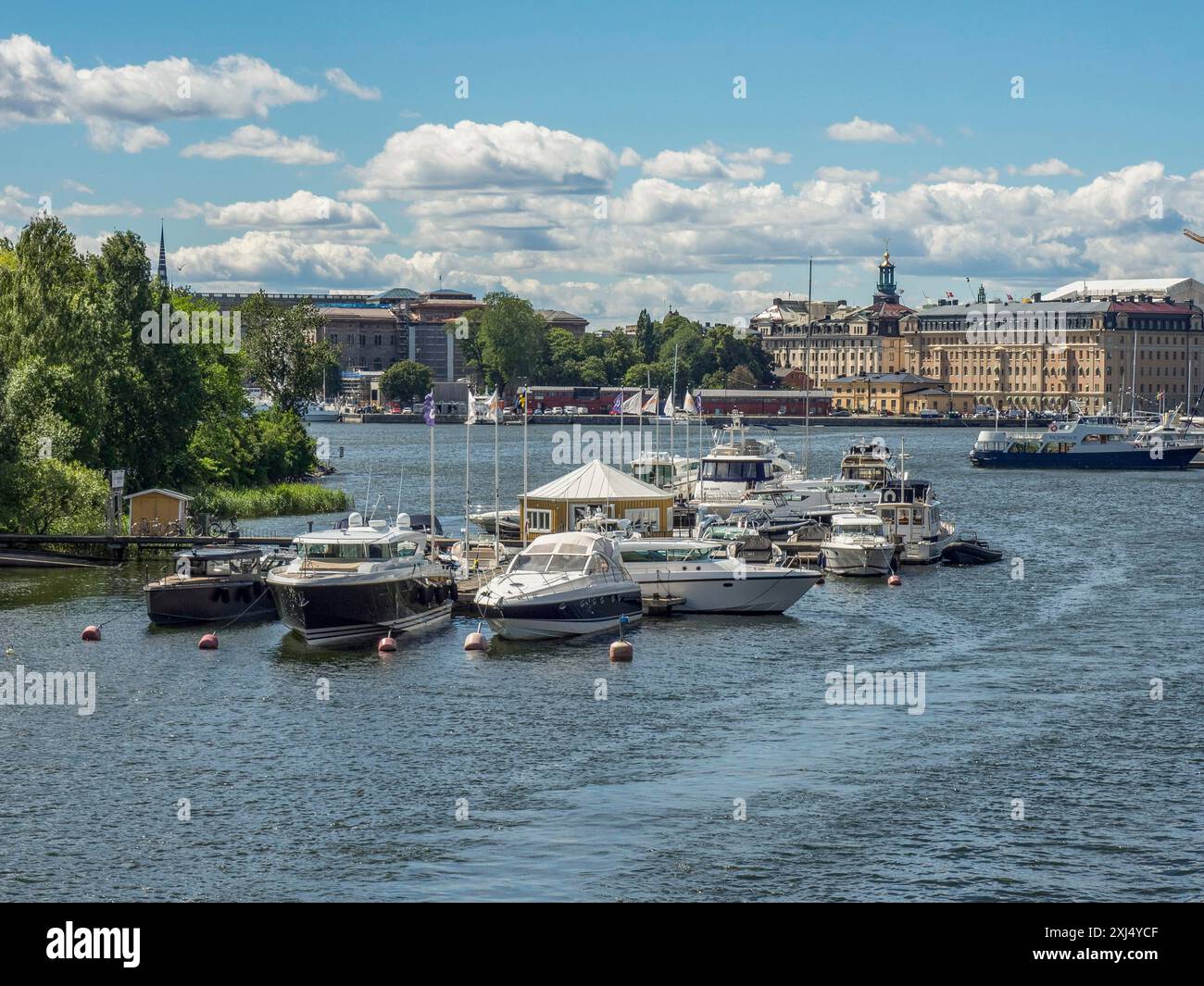 Barche nel porto turistico sullo sfondo di una città e di un cielo azzurro cristallino, stoccolma, svezia Foto Stock