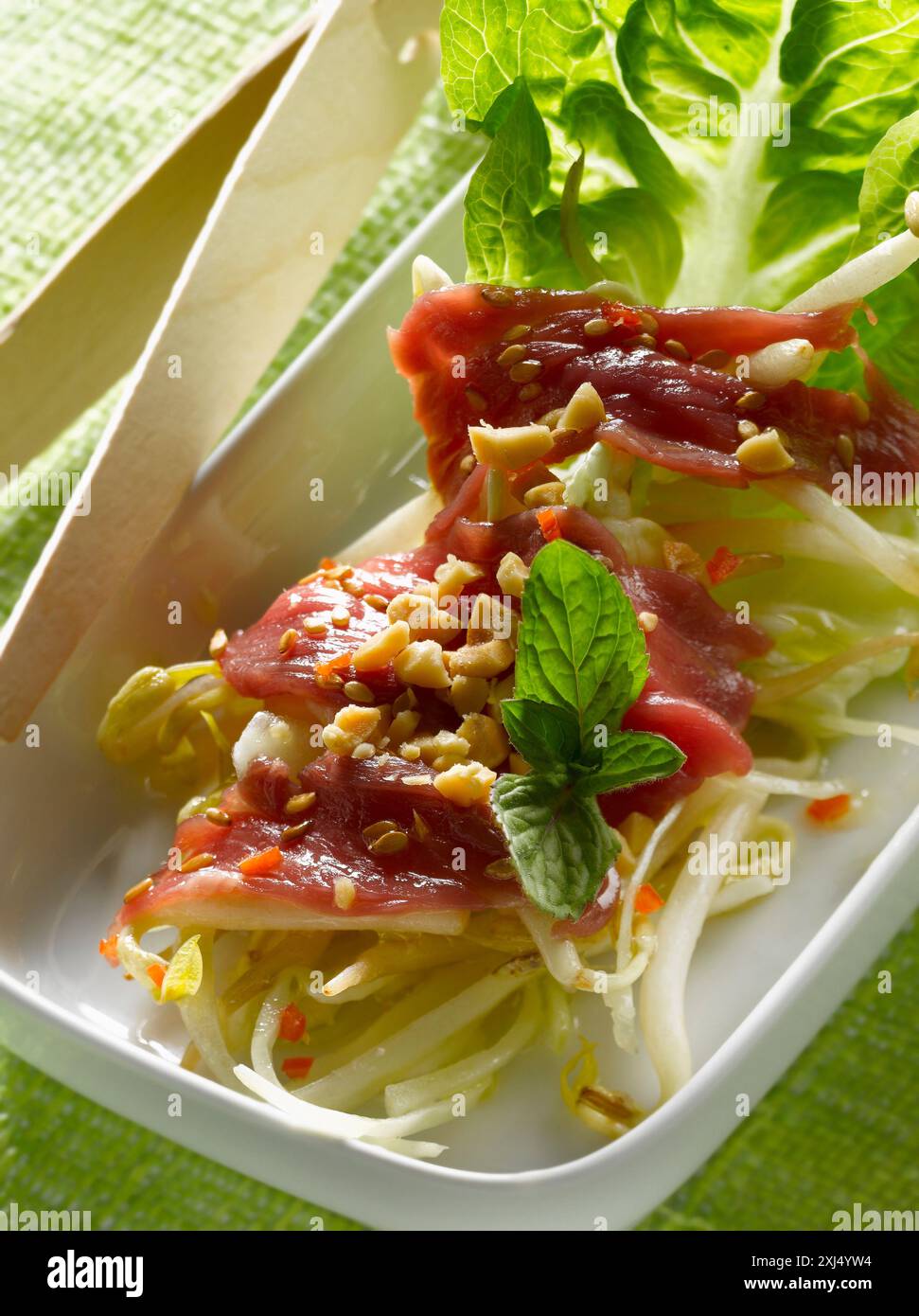 Carne di manzo crudo insalata Thai Foto Stock