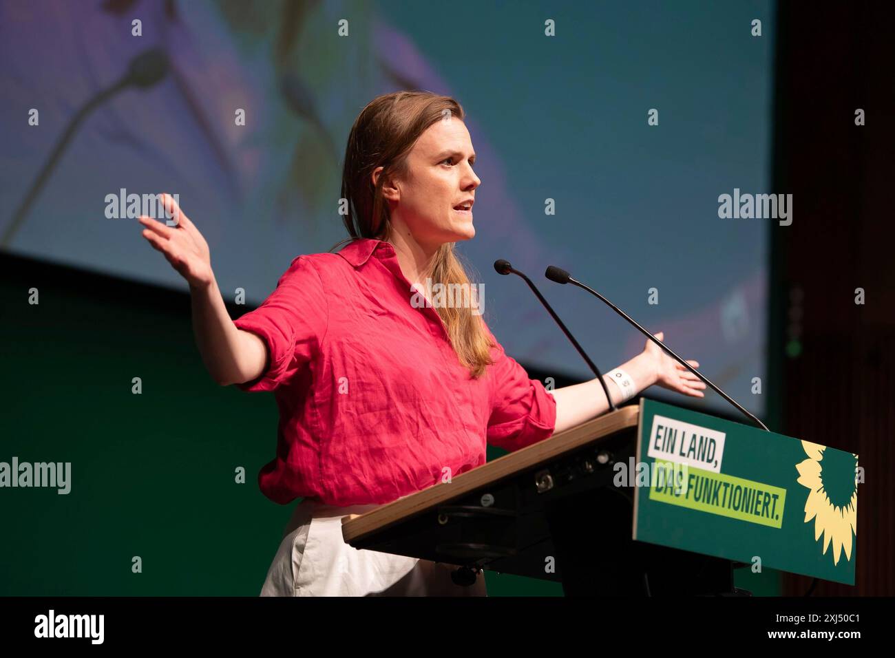 Terry Reintke (membro del Parlamento europeo) alla Conferenza dei delegati degli Stati (LDK) del 2024 di Buendnis 90/Die Gruenen Renania settentrionale-Vestfalia in Foto Stock