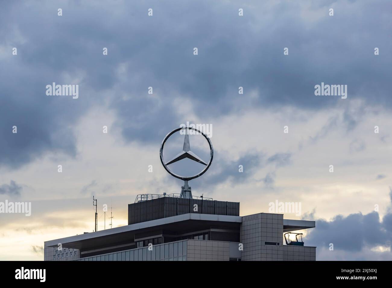 Stella Mercedes di fronte a nuvole buie, edificio per uffici presso la sede centrale della Mercedes-Benz Group AG a Untertuerkheim, Stoccarda Foto Stock