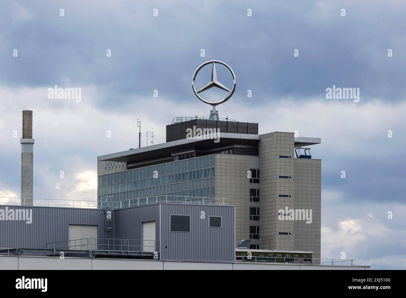 Stella Mercedes di fronte a nuvole buie, edificio per uffici presso la sede centrale della Mercedes-Benz Group AG a Untertuerkheim, Stoccarda Foto Stock