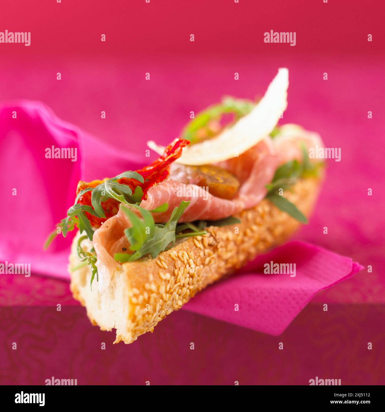 Rucola e prosciutto di Parma semi di sesamo baguette sandwich aperto Foto Stock