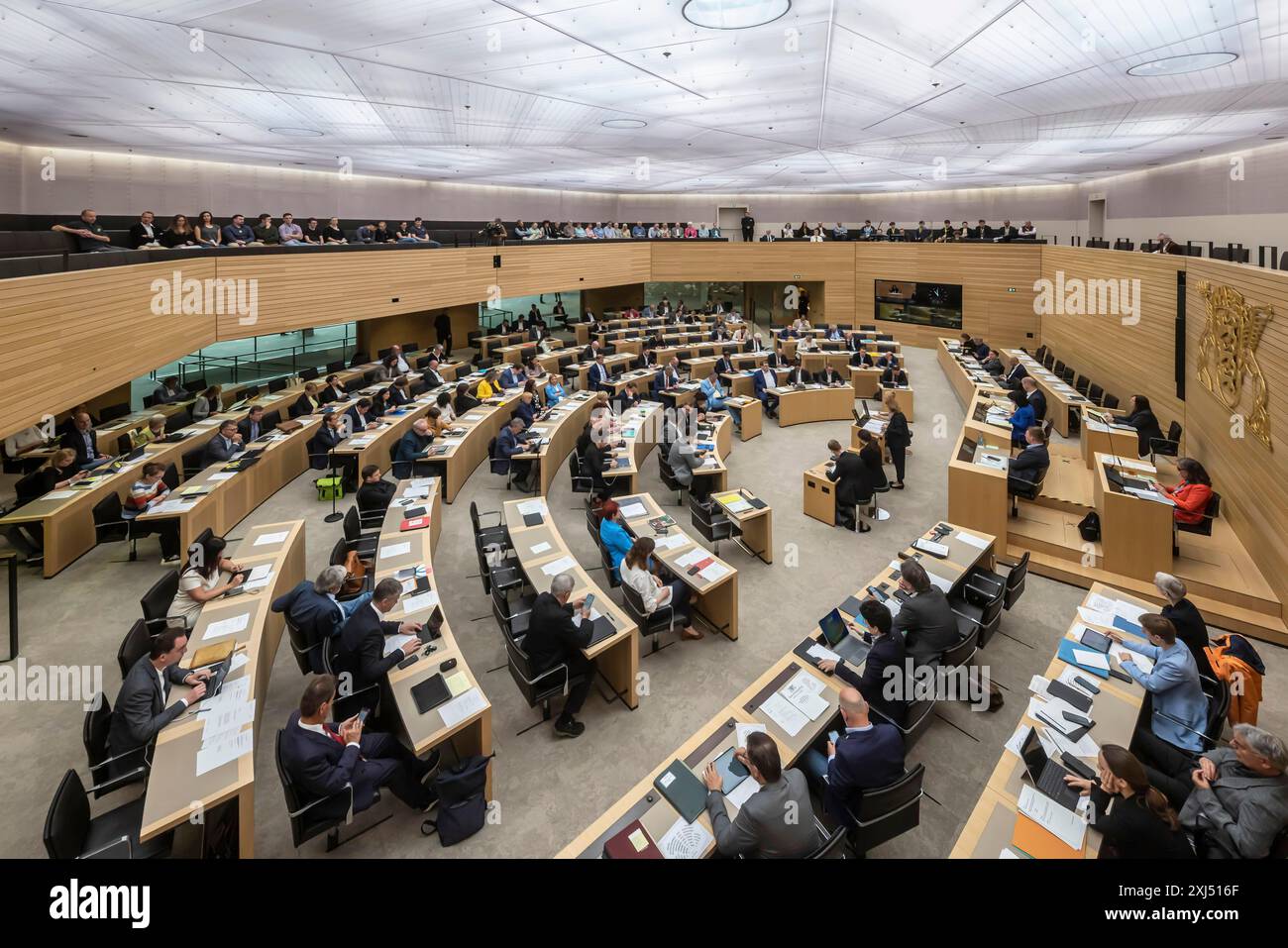 parlamento statale del Baden-Wuerttemberg, plenum con stemma statale e galleria con visitatori. Stoccarda, Baden-Wuerttemberg, Germania Foto Stock