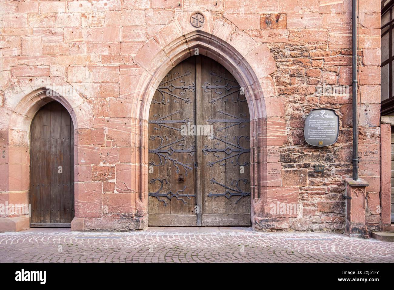 Vecchio municipio nel centro storico, facciata in arenaria, porte in legno. Miltenberg, bassa Franconia, Baviera, Germania Foto Stock