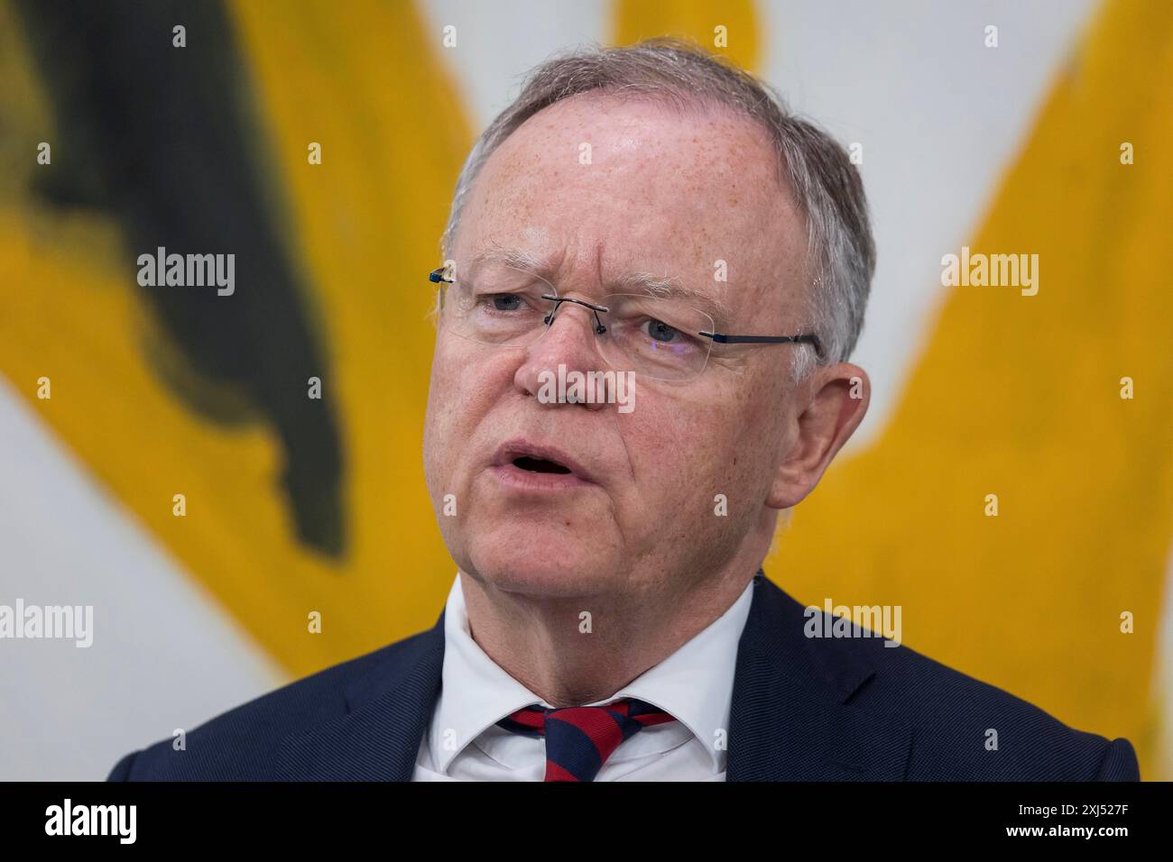 Stephan Weil (Ministro-Presidente della bassa Sassonia, SPD) in una conferenza stampa dopo la Conferenza dei Ministri-Presidenti con i Capi di stato Foto Stock