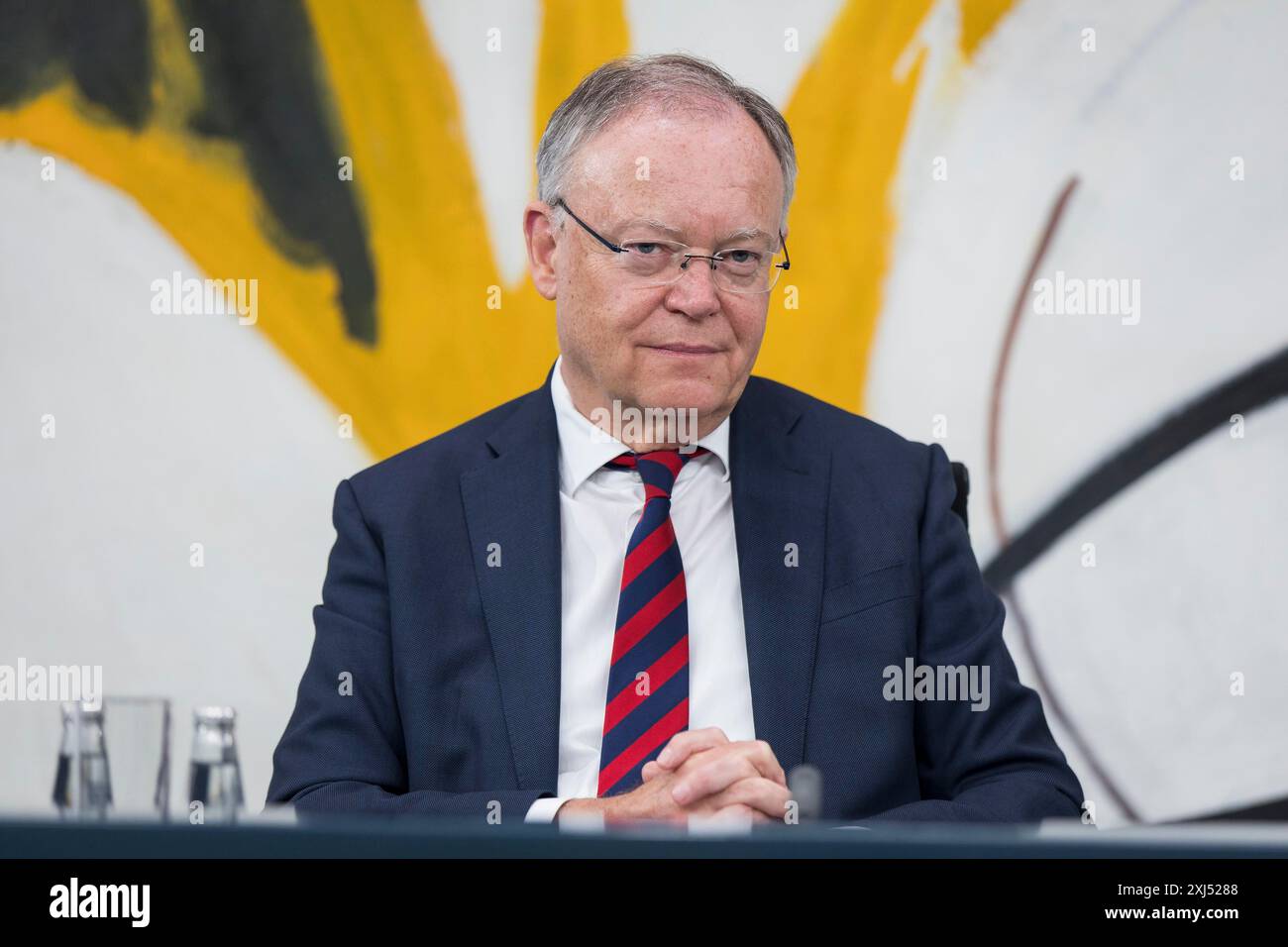 Stephan Weil (Ministro-Presidente della bassa Sassonia, SPD) in una conferenza stampa dopo la Conferenza dei Ministri-Presidenti con i Capi di stato Foto Stock