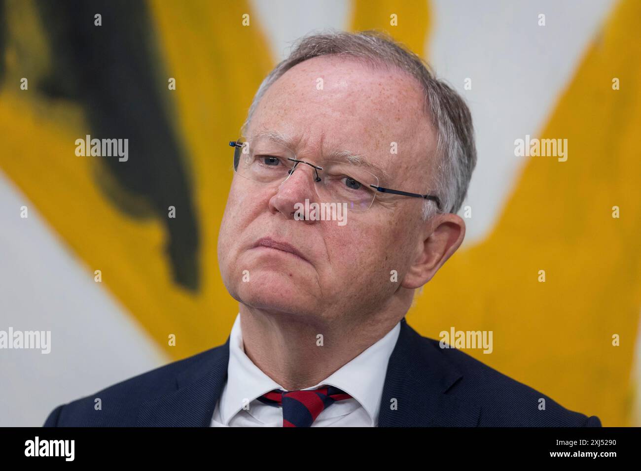 Stephan Weil (Ministro-Presidente della bassa Sassonia, SPD) in una conferenza stampa dopo la Conferenza dei Ministri-Presidenti con i Capi di stato Foto Stock