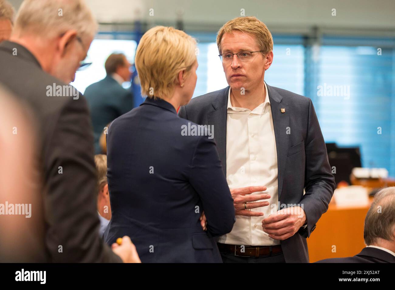 Malu Dreyer (Ministro-Presidente della Renania-Palatinato, SPD) e Daniel Guenther (Ministro-Presidente dello Schleswig-Holstein, CDU) in conversazione Foto Stock