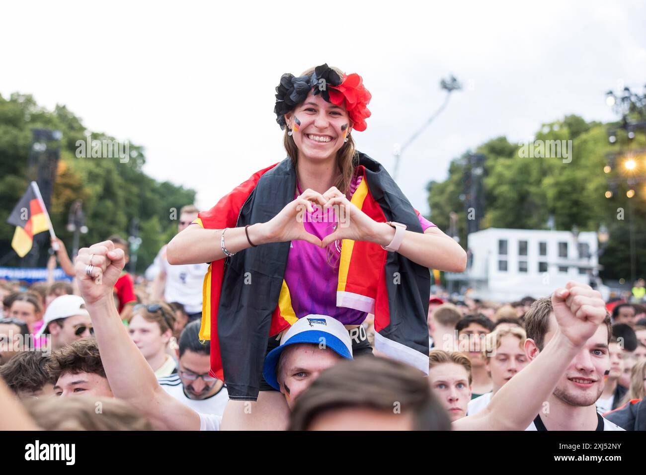 Celinda forma un cuore con le mani nella zona tifosi al Brandenburg Tor durante il round del 16 match tra Germania e Danimarca all'europeo Foto Stock