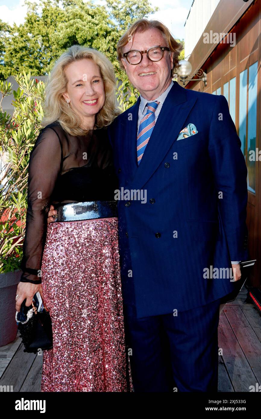 Sarah Wedl-Wilson e Andre Schmitz arrivano per la prima anniversario del CABARET, il Berlin Musical al tipi am Kanzleramt di Berlino il 13 Foto Stock