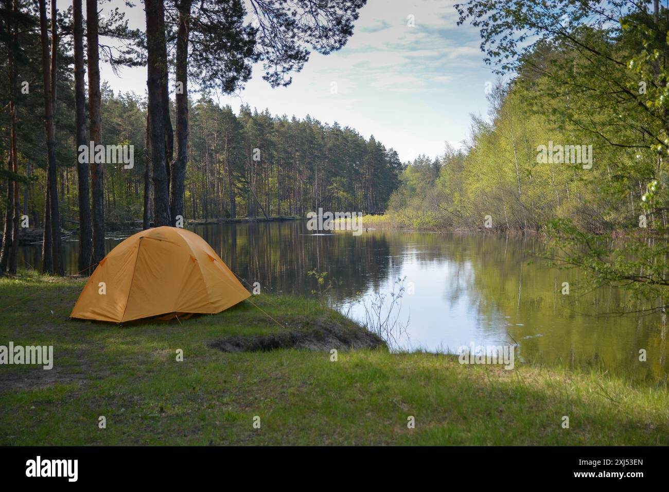 Viaggiare in aree protette remote. Tenda turistica sulla riva. Foto Stock