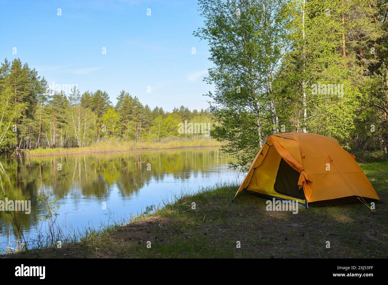 Viaggiare in aree protette remote. Tenda turistica sulla riva. Foto Stock