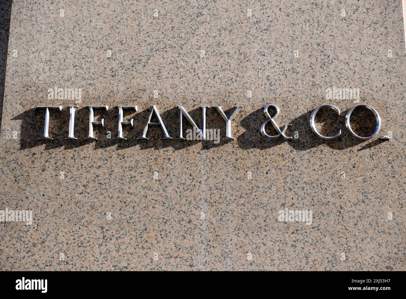 Il logo semplice ma elegante di Tiffany & Co su una parete, Manhattan, New York, New York, USA, nord America Foto Stock