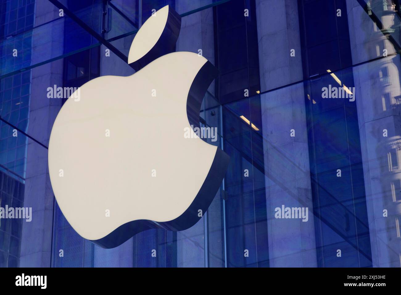 Un grande logo aziendale bianco è applicato alla facciata in vetro blu di un edificio moderno, Manhattan, New York, New York, New York, USA, nord America Foto Stock