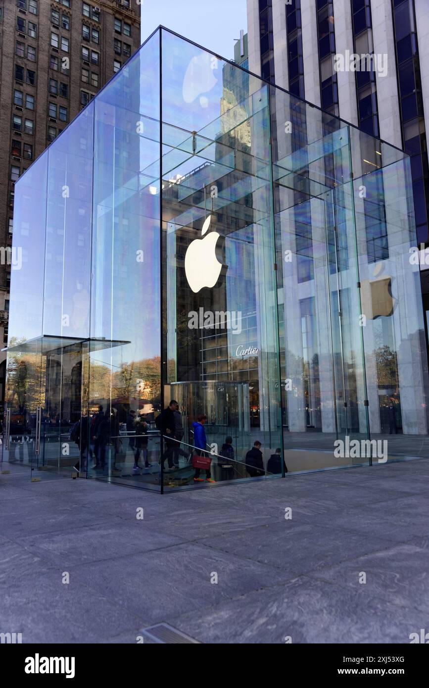 Un moderno edificio in vetro con il logo aziendale riflette la città circostante, Manhattan, New York, New York, Stati Uniti, nord America Foto Stock