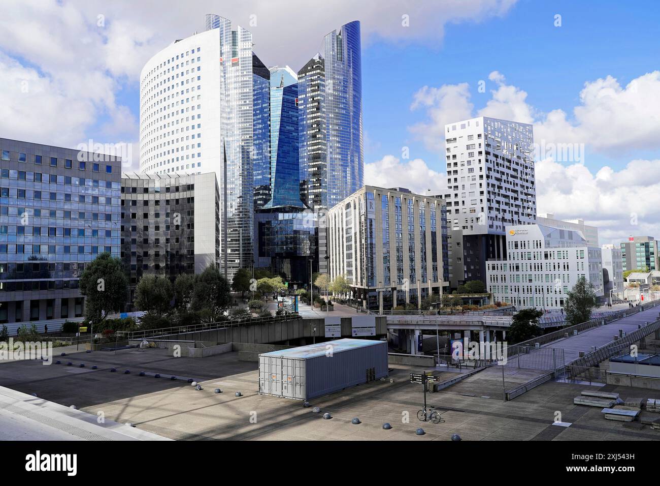 Parigi, Francia, Europa, moderna e alta architettura de la Defense con facciate di vetro scintillanti e linee pulite Foto Stock