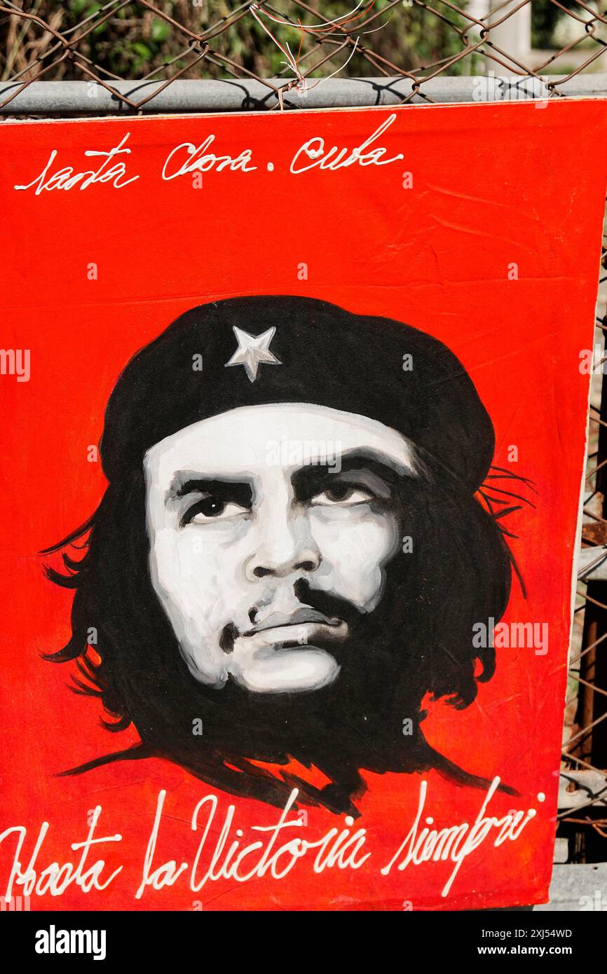 Centre, Santa Clara, Cuba, grandi Antille, Caraibi, America centrale, America, Una bandiera rossa con un ritratto di che Guevara e lettere scritte a mano Foto Stock