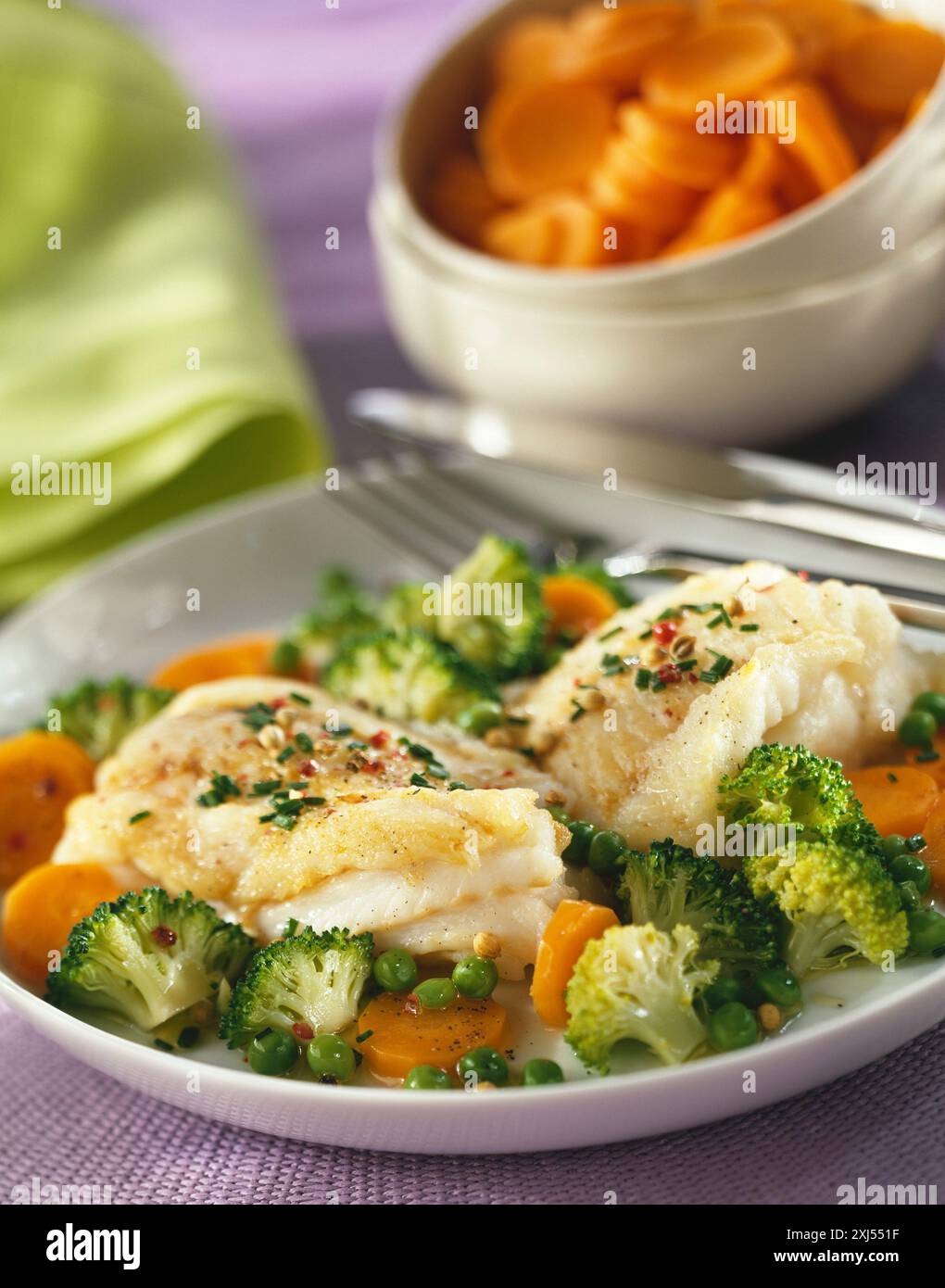 Filetto di nasello con verdure primaverili Foto Stock