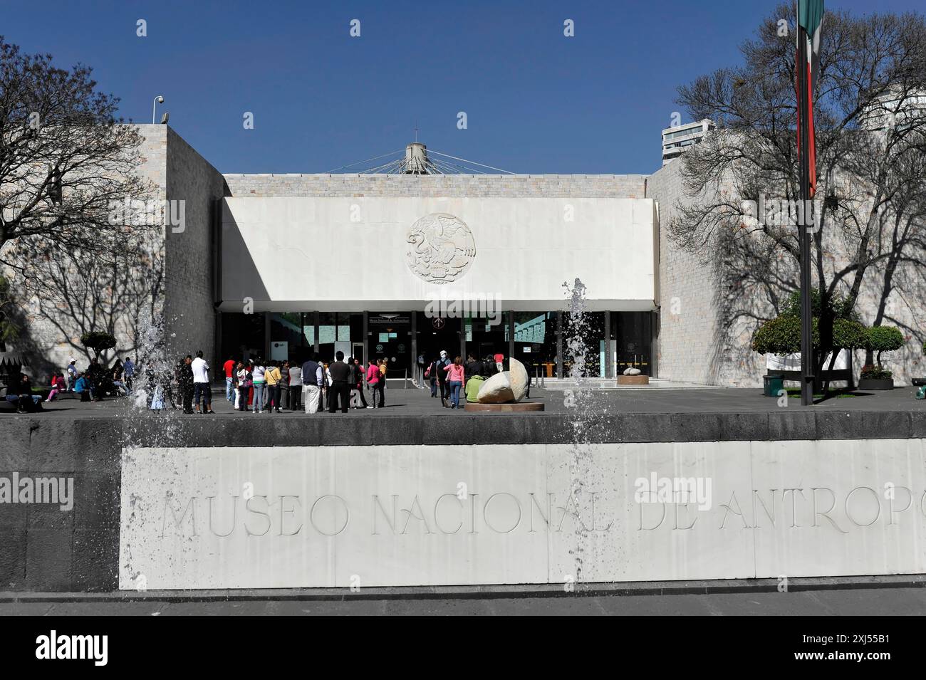 Museo Nacional de Antropologia, città del Messico, Messico, America centrale, area d'ingresso del Museo Nacional de Antropologia con visitatori e un Foto Stock