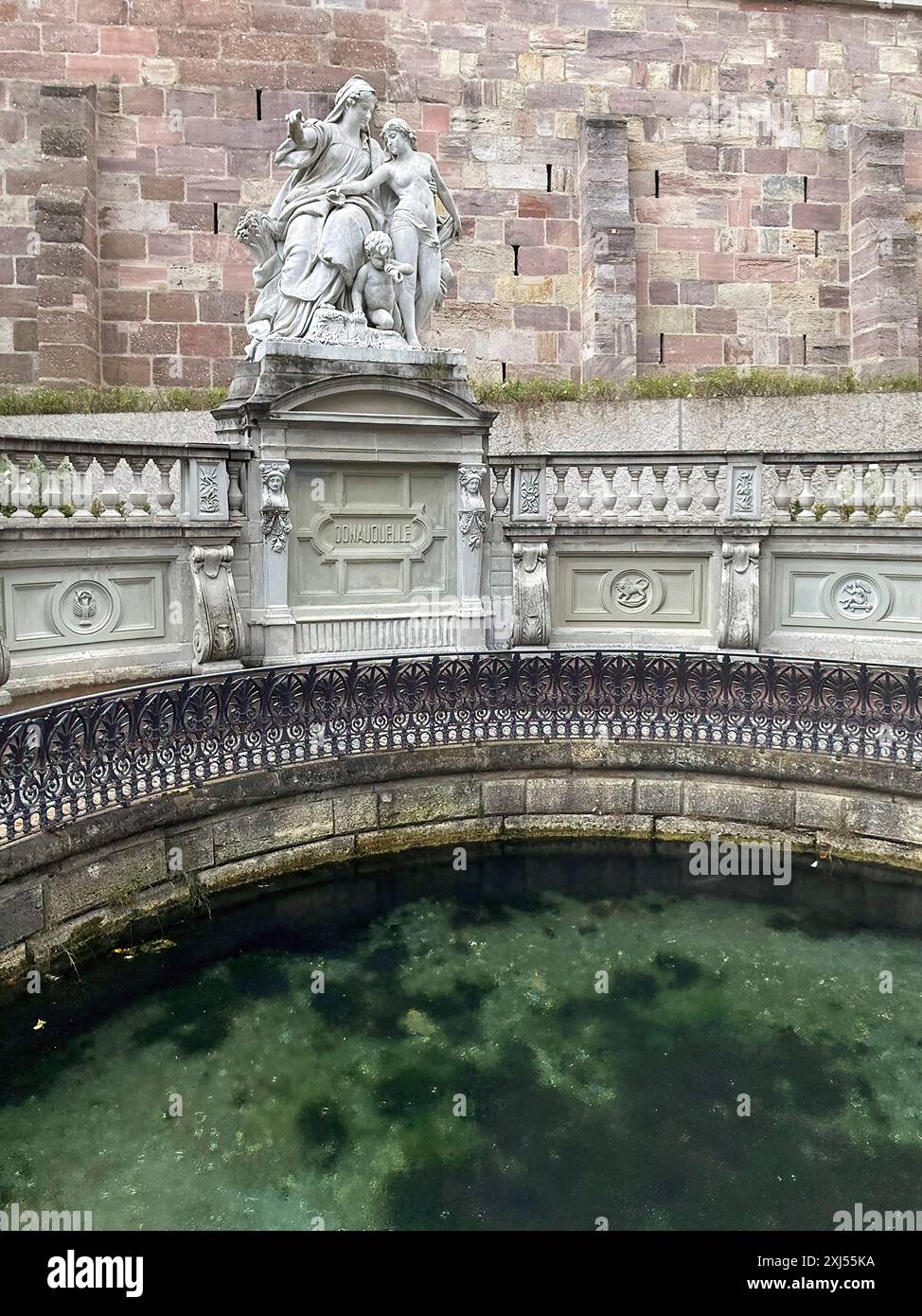 Veduta di un gruppo di figure madre Baar e del giovane Danubio di Adolf Heer sotto la targa di pietra con l'iscrizione sorgente del Danubio sopra il bacino della sorgente circolare Foto Stock