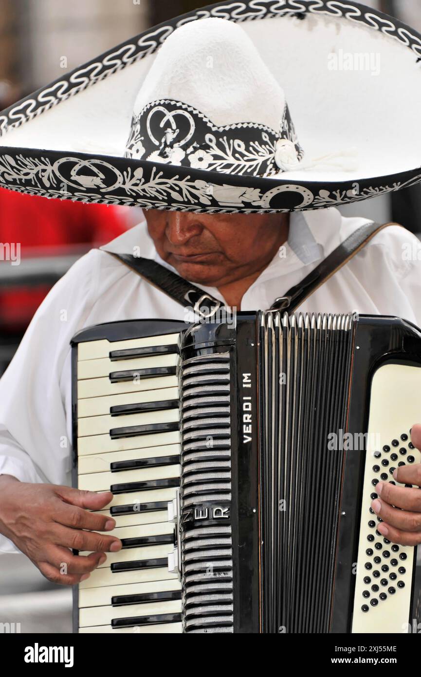Madrid, Spagna, Europa, uomo messicano che suona la fisarmonica e indossa un cappello tradizionale Foto Stock