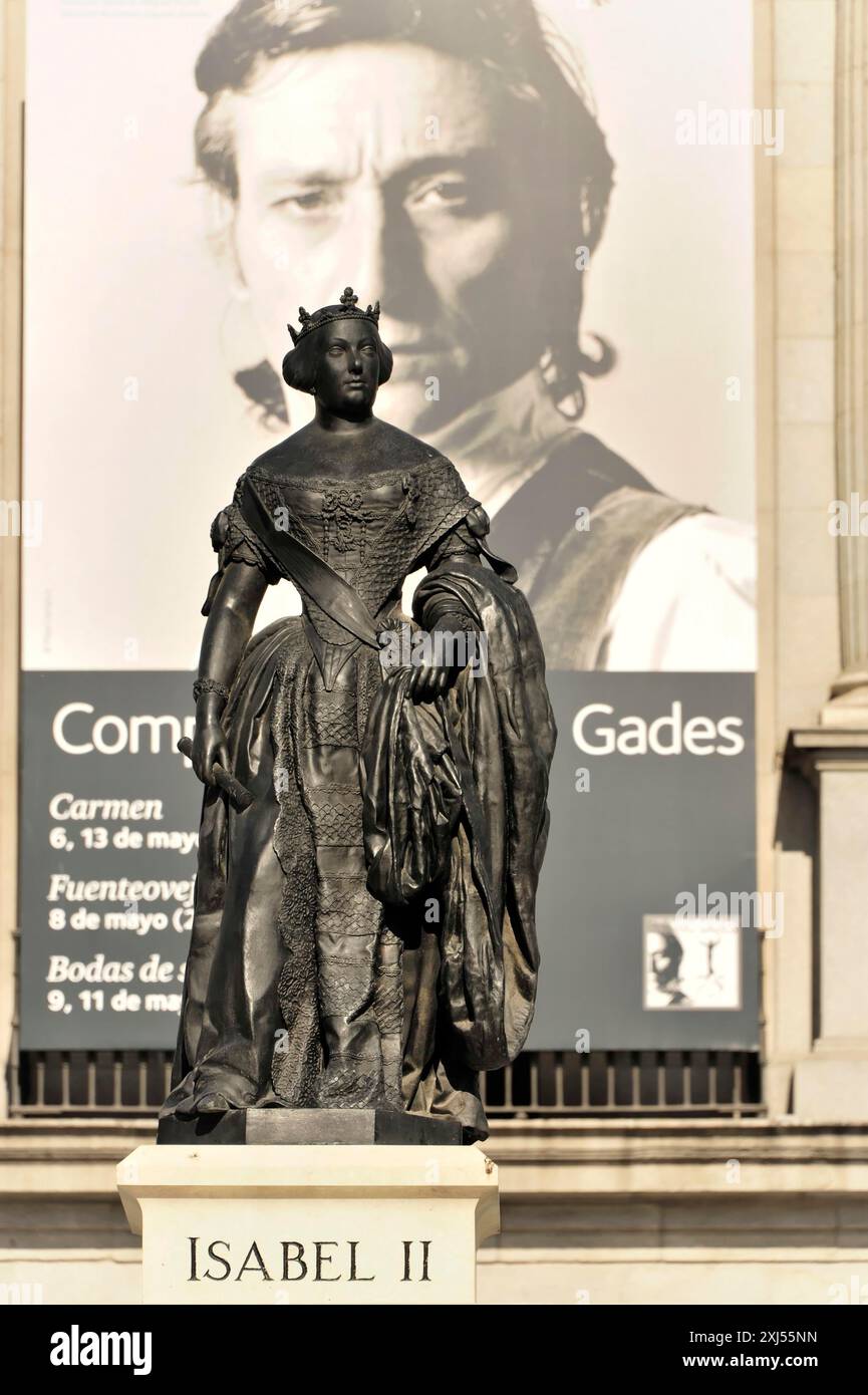 Statua di Isabella II, Plaza de Isabell II, Madrid, Spagna, Europa, Statua di Isabella II di fronte a un grande edificio storico con dentro un vecchio poster Foto Stock