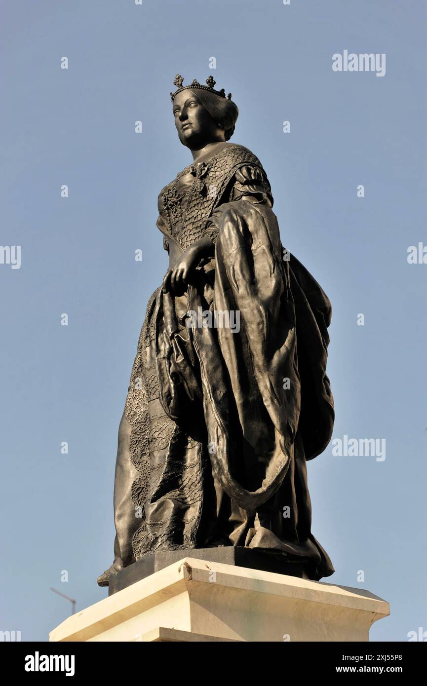 Statua di Isabella II, Plaza de Isabel II, Madrid, Spagna, Europa, statua di bronzo di una donna incoronata in abito storico sotto un cielo blu Foto Stock