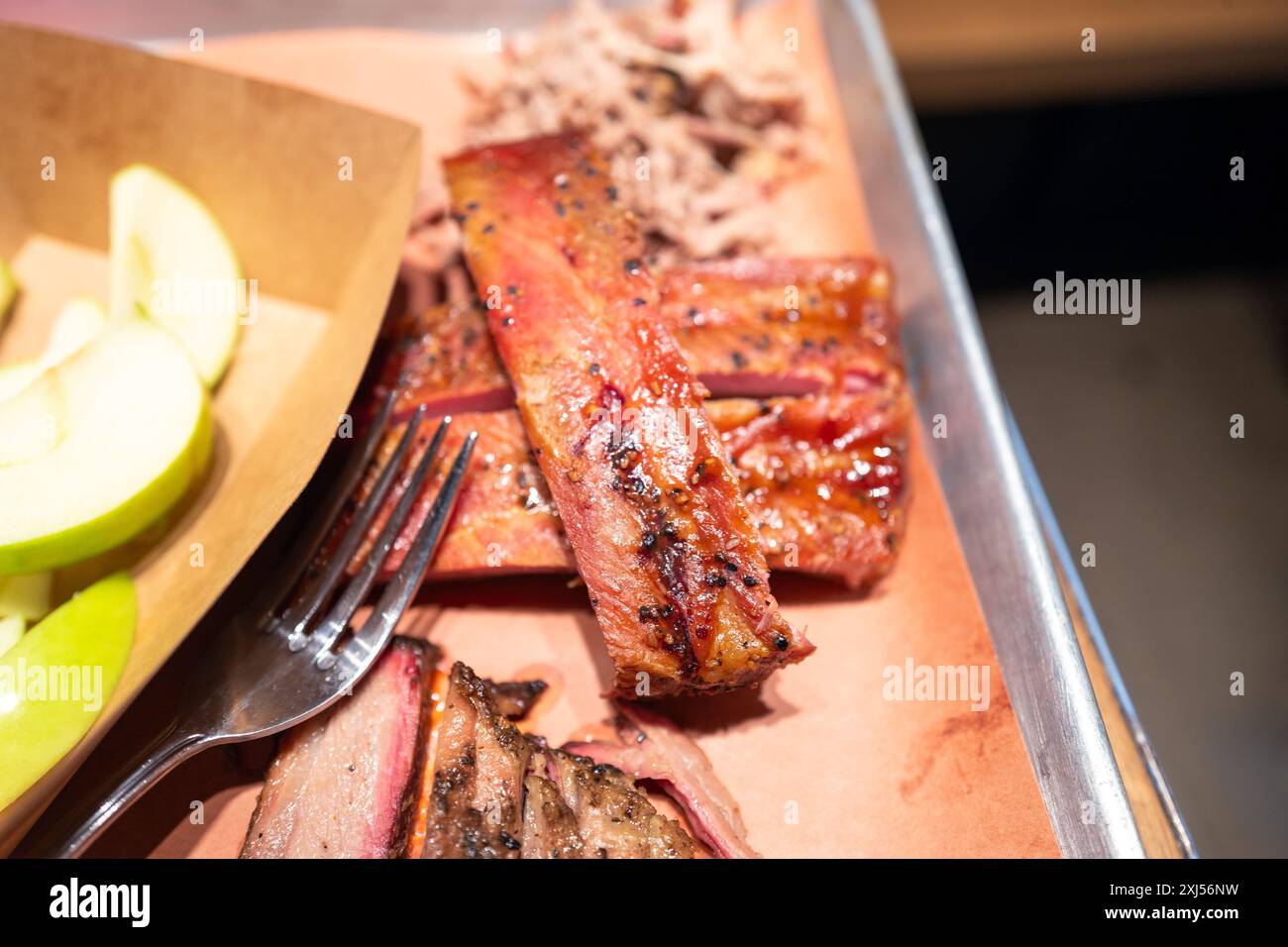 Primo piano di un vassoio di piatti barbecue con costolette e petto visibile al ristorante Hazy Barbecue di Danville, California, giugno 2024. (Foto di Smith Collection/Gado/Sipa USA) Foto Stock