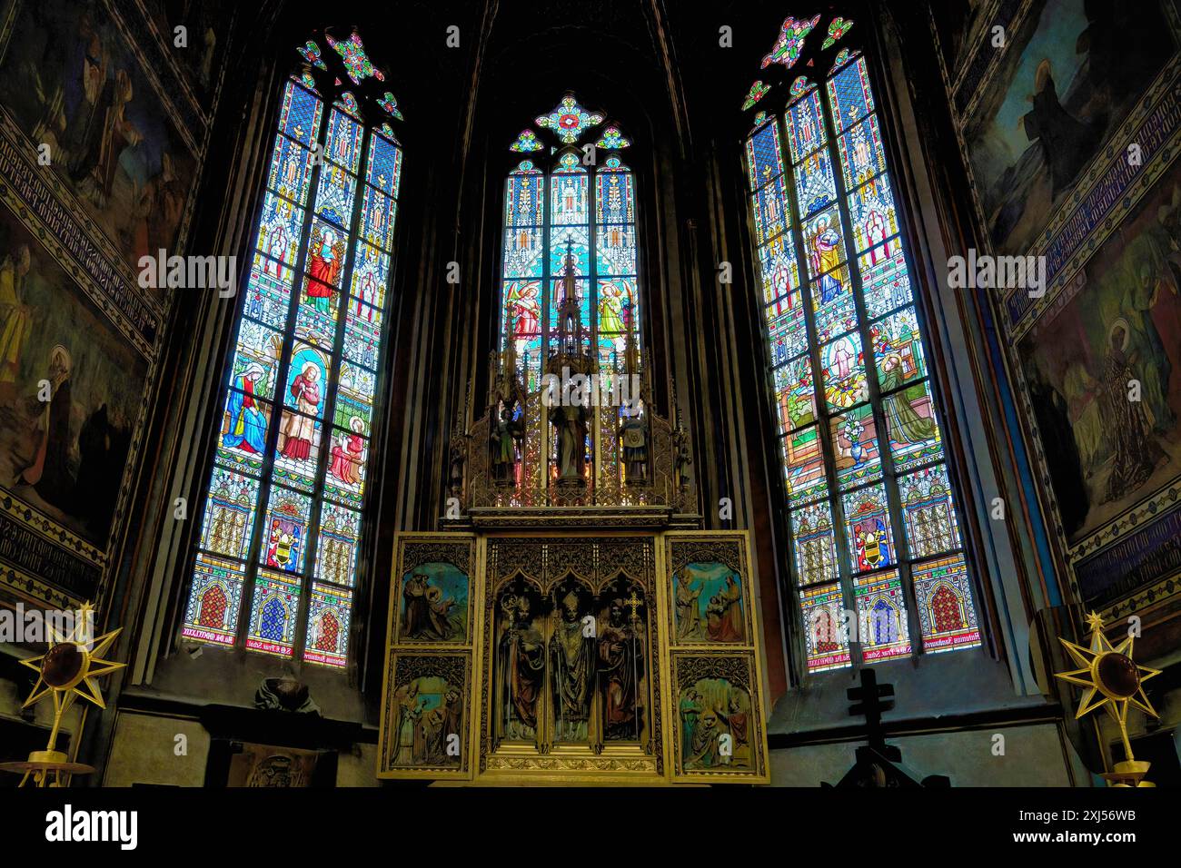 Castello di Praga, Cattedrale metropolitana gotica dei Santi Vito, Venceslao e Adalberto, Vecchia Cappella Arcivescovile, vetrate colorate, Praga, ceco Foto Stock