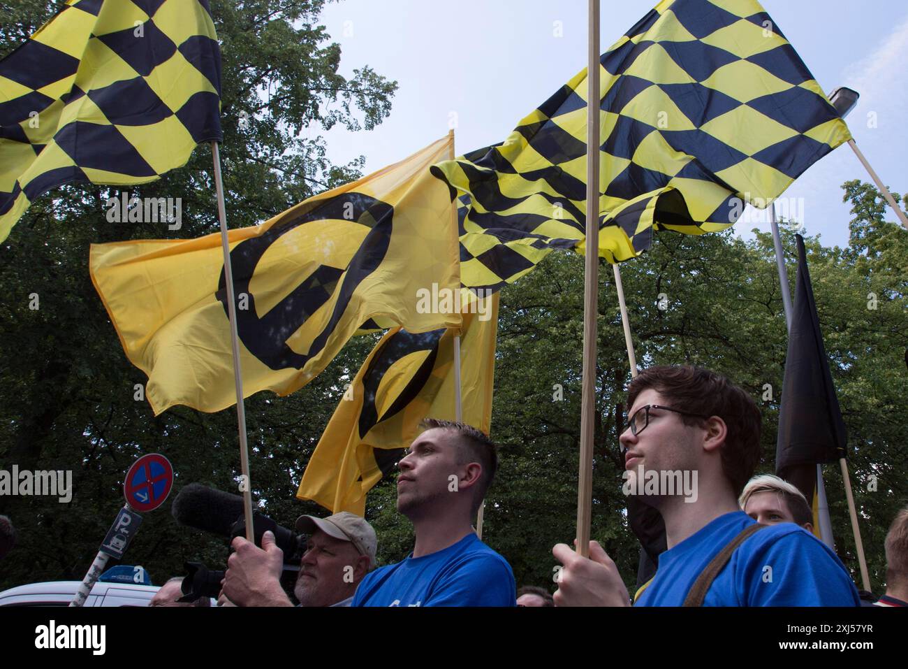 Dimostrazione del movimento Identitarian il 17 giugno 2017 a Berlino. tra i dimostranti. Sotto lo slogan Future Europe - for the Defense of Foto Stock