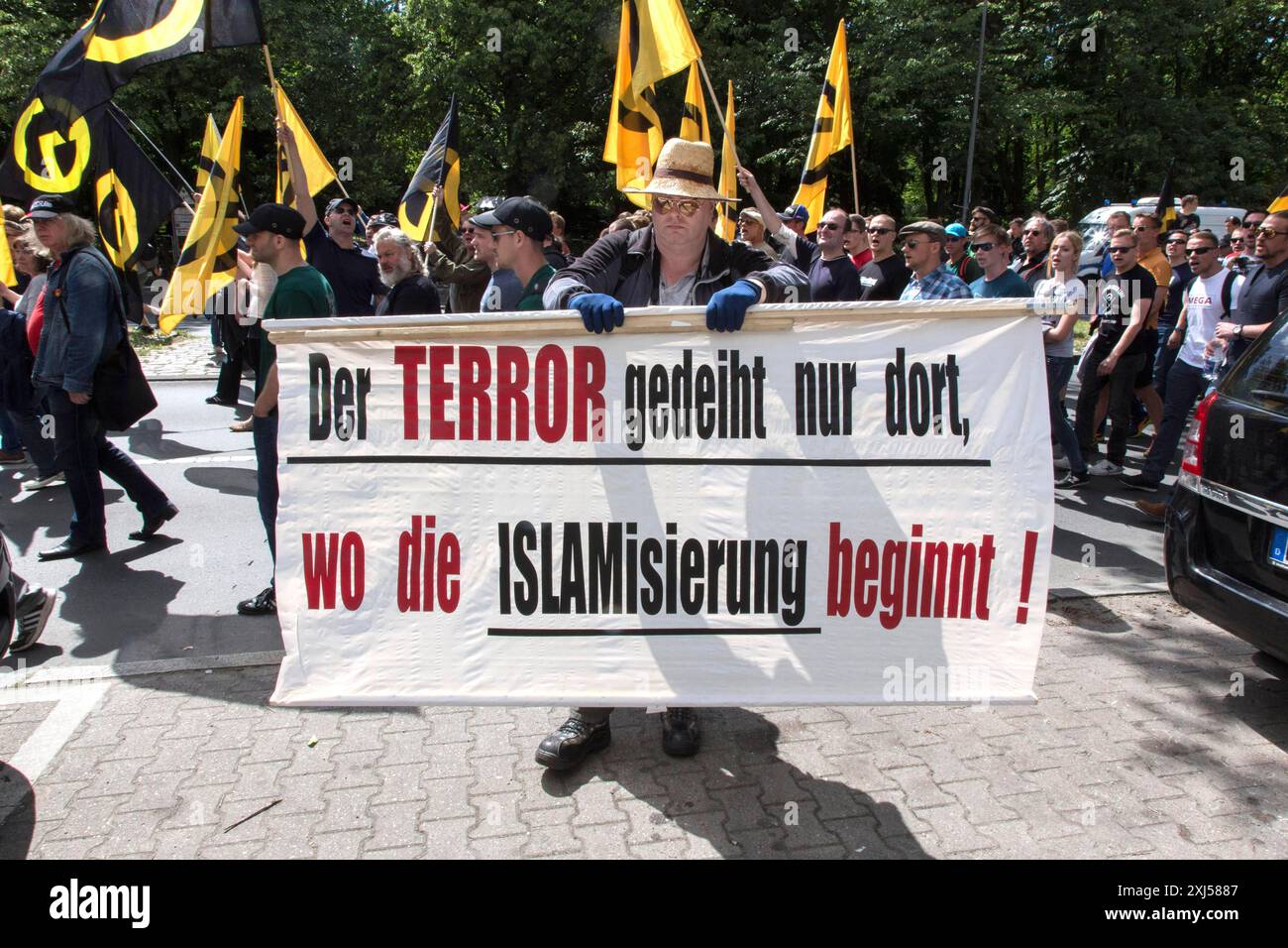 Dimostrazione da parte del movimento Identitariano. Diverse centinaia di sostenitori del movimento Identitarian hanno dimostrato a Berlino con lo slogan Future Foto Stock