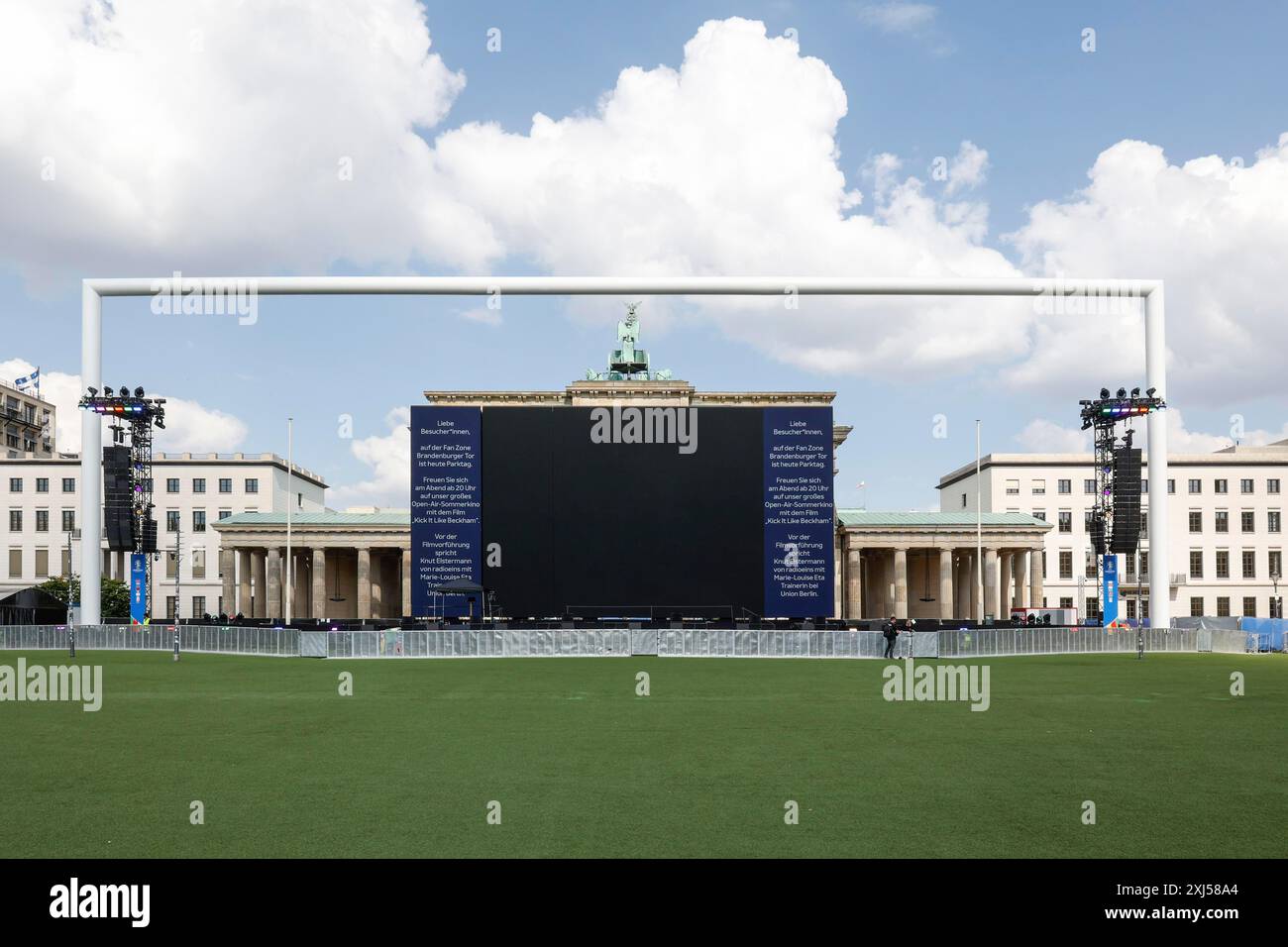 Un grande gol di calcio, uno schermo e un tappeto erboso artificiale sul Brandenburg Tor, Berlino, 27 giugno 2024, Berlino, Berlino, Germania Foto Stock