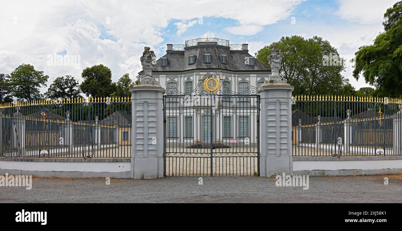 Falkenlust Hunting Lodge, facciata ovest, sito patrimonio dell'umanità dell'UNESCO, Bruehl, Renania settentrionale-Vestfalia, Germania Foto Stock